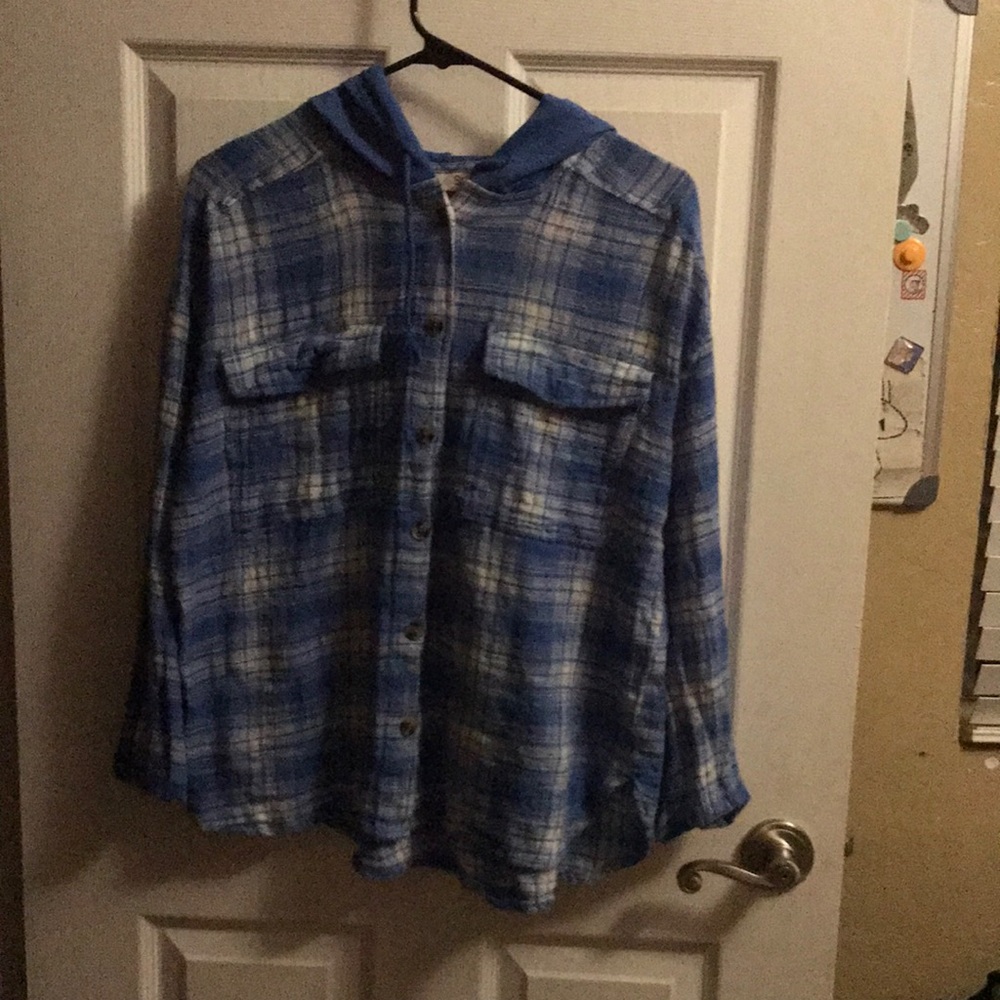 Lovely blue colored plaid shirt with hood is perfect for a date night!